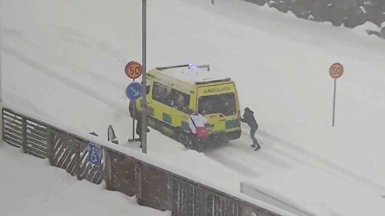 Ima nade za čovječanstvo: Ljudi pomogli ekipi hitne pomoći koja je zapela u snijegu