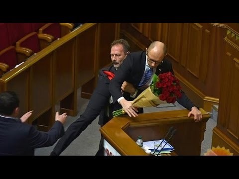 PREMIJERA DIRAO PO JAJIMA: Zastupnik ukrajinskog parlamenta nakon buketa cvijeća odmah u gaće