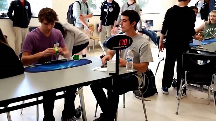 Video: Riješio Rubikovu kocku za 5 sekundi!