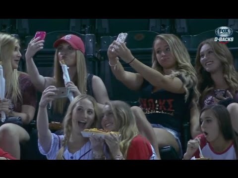 VIDEO: Selfie armagedon orgije - curke se prave da su na tekmi