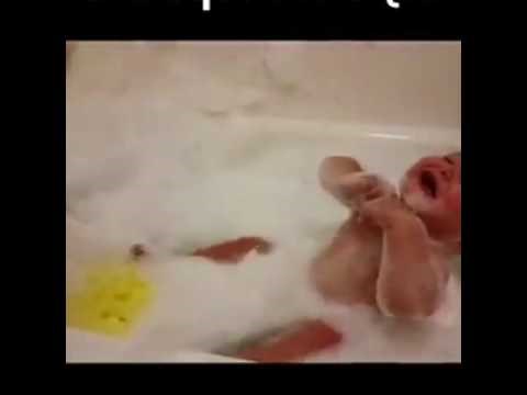 Iskreni smijeh: Bebač se kupa i umire tati od smijeha