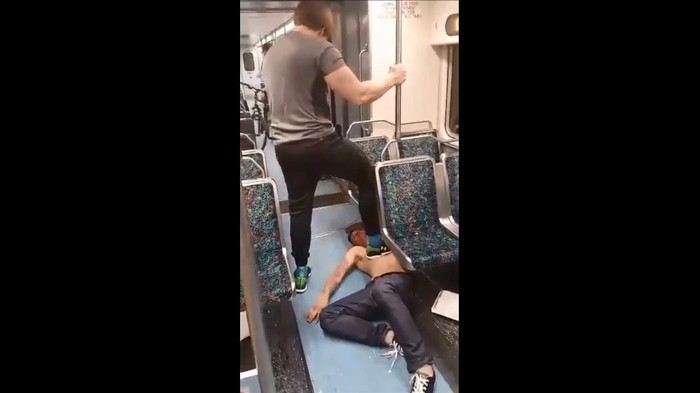 VIDEO: Maltretirao je cijeli vlak, onda se pojavio OVAJ frajer...