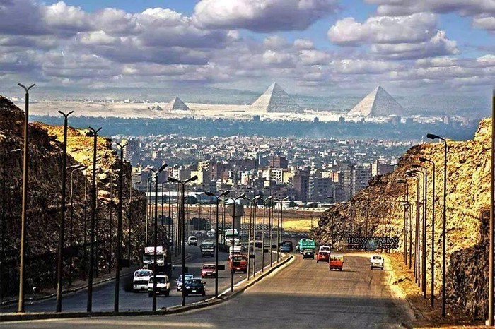 Pogled na moćne piramide pri ulasku u Kairo