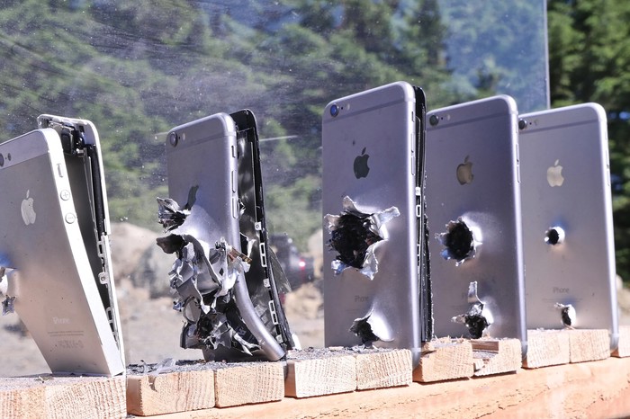 VIDEO: Može li ti mobitel spasiti život od metka iz AK-74?