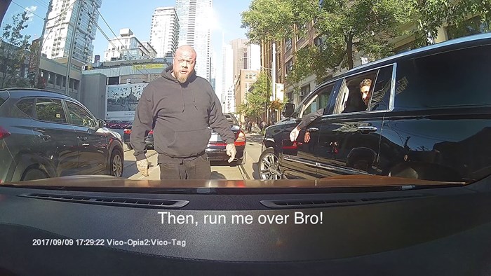 Drakeov zaštitar zaustavio je promet zbog gluposti i to je razljutilo ovog vozača