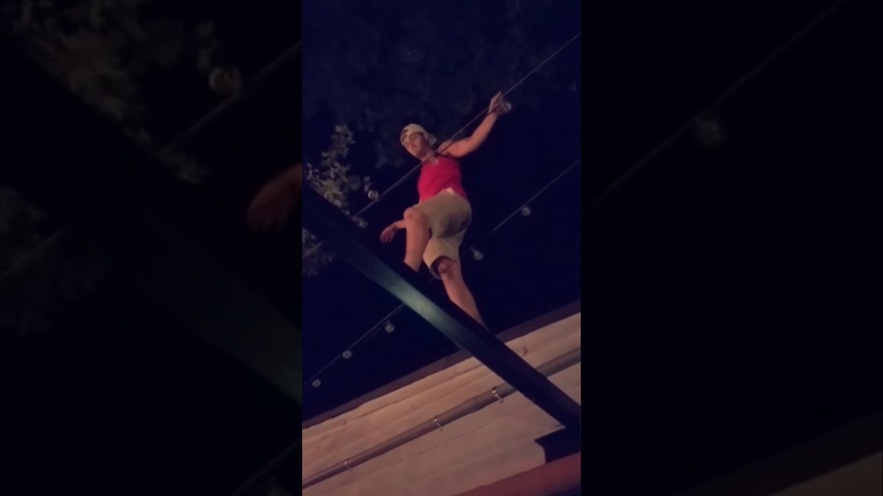 VIDEO Pijani student skakao s krova na krov, policija ga satima pokušavala uhvatiti!