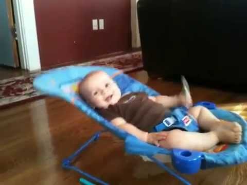 VIDEO: Ostavili su bebu na par minuta samu. Kad su se vratili, imali su što vidjeti!