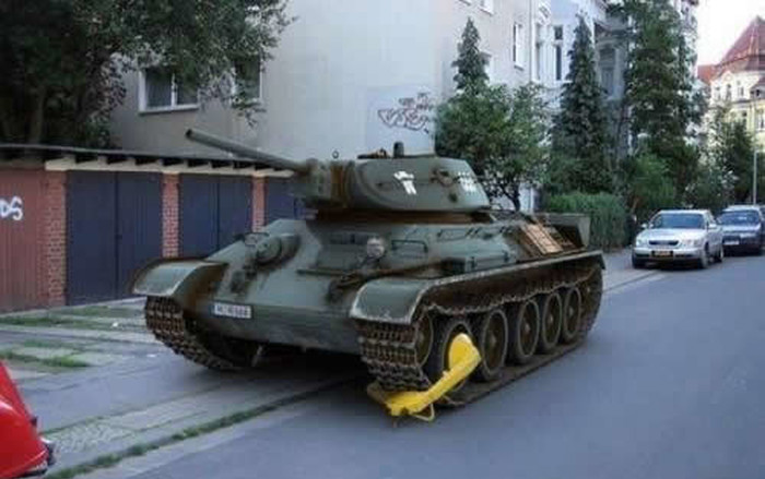 Prometna mu blokirala tenkić: A tako je lijepo parkirao