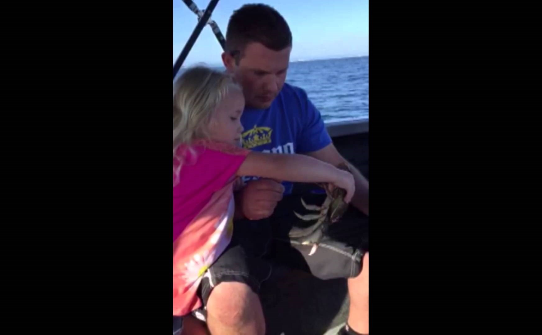 VIDEO: Živi rak i tatino krilo nisu najbolja kombinacija 