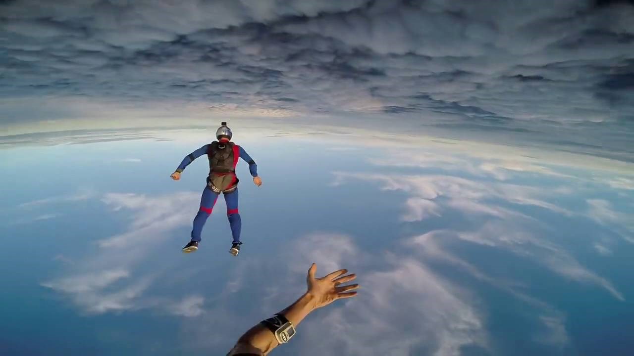 Pogledajte kako se dobacuju lopticom dok padaju s nekoliko kilometara visina na Zemlju!