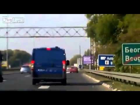 VIDEO: Ludi Srbin vozi auto bez jednog kotača!