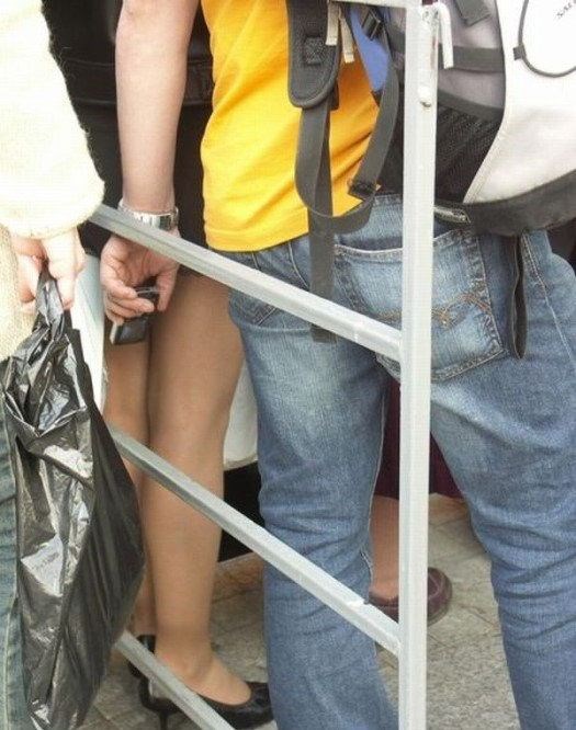 Mobitelom pod suknjicu za pokoju fotkicu