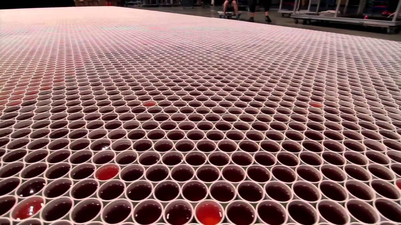 Složio je 66 000 čaša vode jednu do druge, a kad vidite cijelu sliku ispast će vam oči