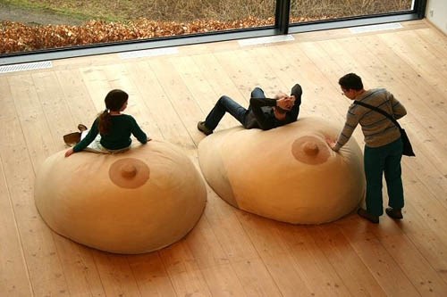 Dokaz da ženske grudi uveseljavaju i opuštaju oba spola