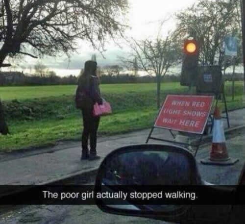 Djevojka poštuje prometne propise