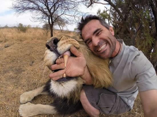 Maca pokazala zubiće