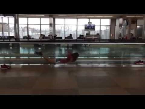 Grupa plivača se dosađivala čekajući na zračnoj luci, pa su odlučili zabaviti sebe i ostale!