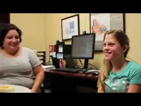 Video koji je mnoge rasplakao: Pogledajte trenutak kada je 14-godišnja cura prvi put jasno čula mamin glas