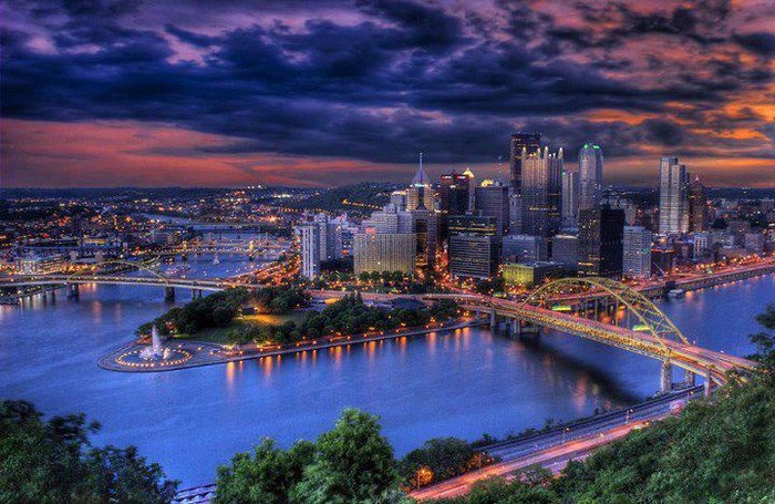 Romantična panorama noćnog Pittsburgha
