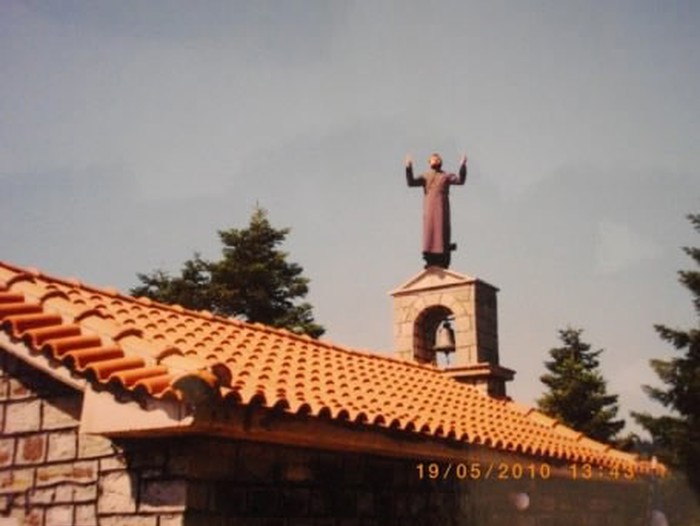 Kreativni svećenik napravio novu profilnu za Fejs
