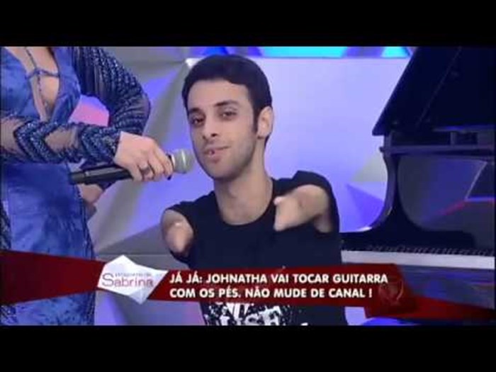 VIDEO KAKAV U ŽIVOTU NEĆETE VIDJETI: Mladić svira klavir i gitaru - bez ruku!
