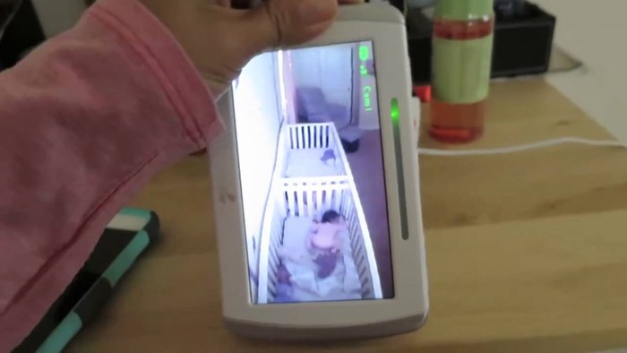 VIDEO: Evo što dvije lukave bebe rade kad čuju mamin glas!