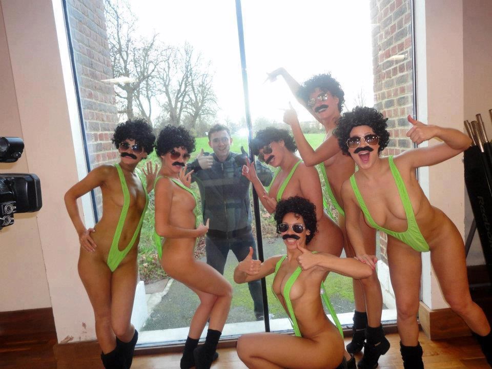 Cure se skinule i pustile brkove