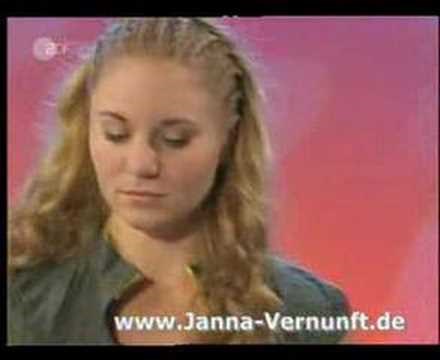 Jackie Chan rukom lomi 12 betonskih blokova dok drži jaje