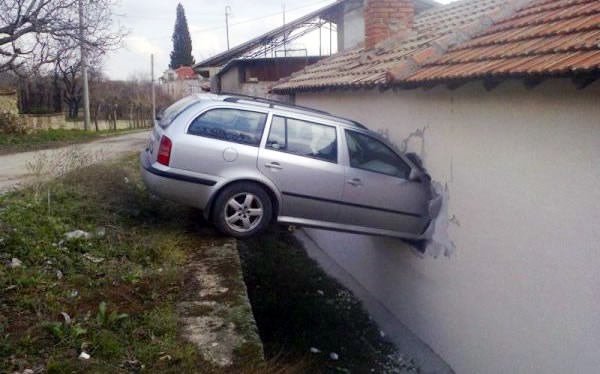 Česi rade neuništive aute: Zid popustio pred karavanom