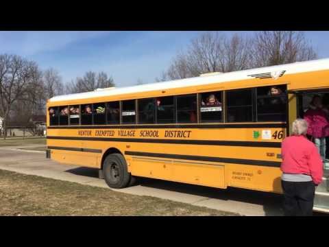 Školski bus zastao kraj dobre bake, u trenu se rasplakala od sreće!