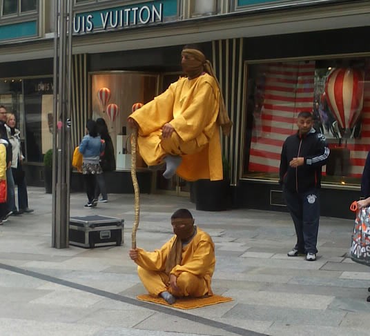 Možete li objasniti trik "lebdećeg čovjeka"?