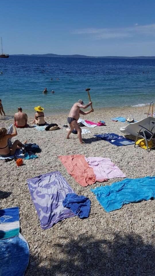 Svi se pitaju: ŠTO OVAJ ČOVJEK RADI NA PLAŽI?