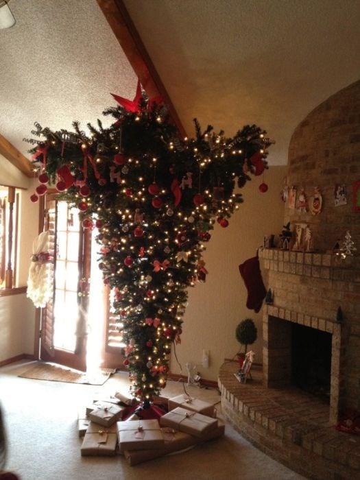 Dojadio vam monotoni Božić? Objesi jelku naopako