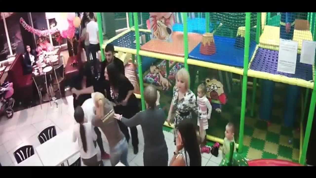 VIDEO: Kaos u igraonici - divlje mame se potukle namrtvo, Srbin nokautirao ženu!