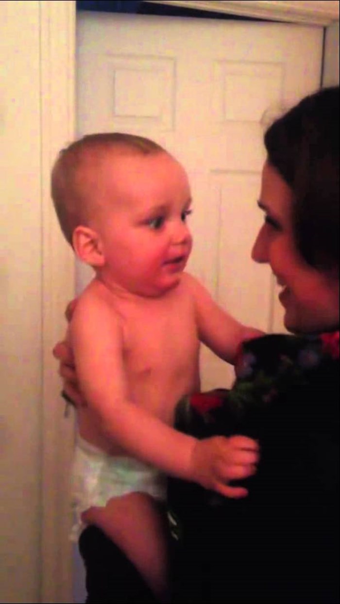 Bebina neprocjenjiva reakcija: Dječačić prvi put u životu vidio maminu sestru blizanku!