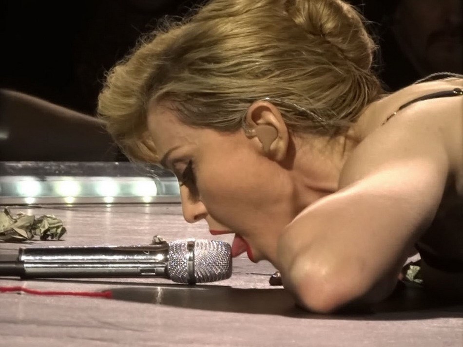 Zna Madonna kako se najlakše "diže" mikrofon