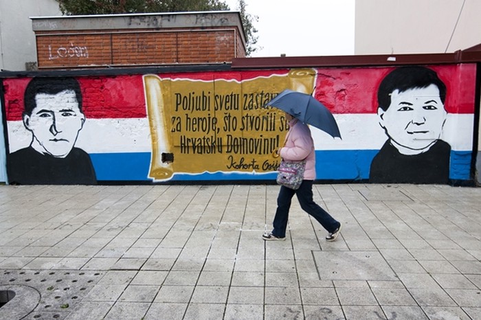 "Poljubi svetu zastavu za heroje, što stvorili su Hrvatsku"
