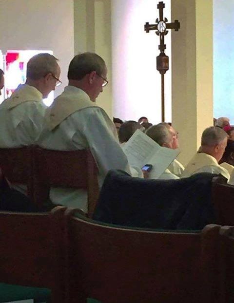 Samo da provjeri što ima novoga na Facebooku