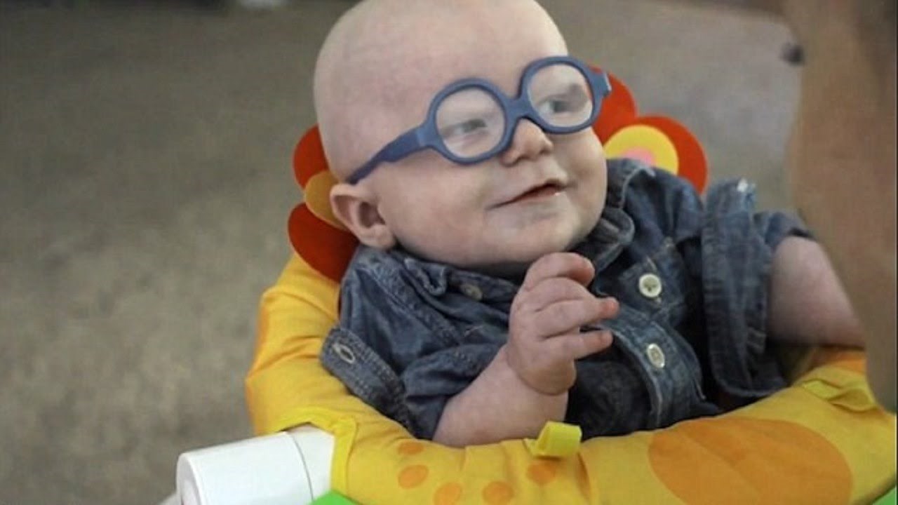 Bebica prvi put u životu vidi mamu, njegova reakcija će vas rastopiti!