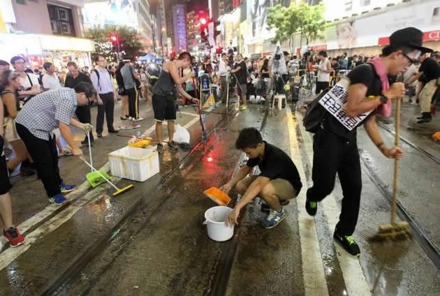 Kineski prosvjednici čiste svoj nered nakon okupljanja