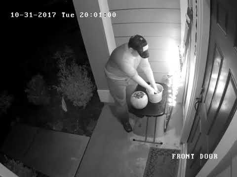 SRAM GA BILO! Skrivena kamera snimila odraslog muškarca koji je na Noć vještica nemilice krao slatkiše