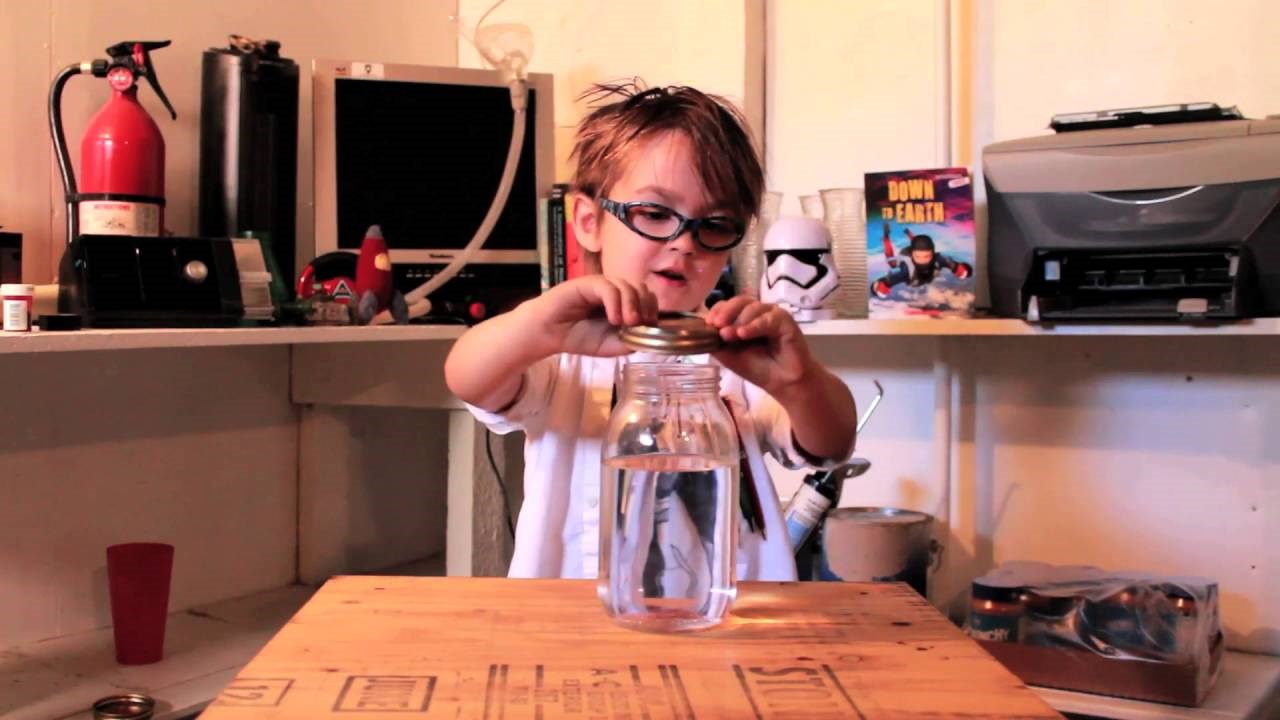 Mini-znanstvenik Oliver vas uči o tornadima na najslađi način