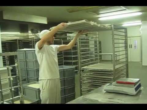 VIDEO: Veseli francuski pekar uživa u poslu koji majstorski i sa smiješkom radi