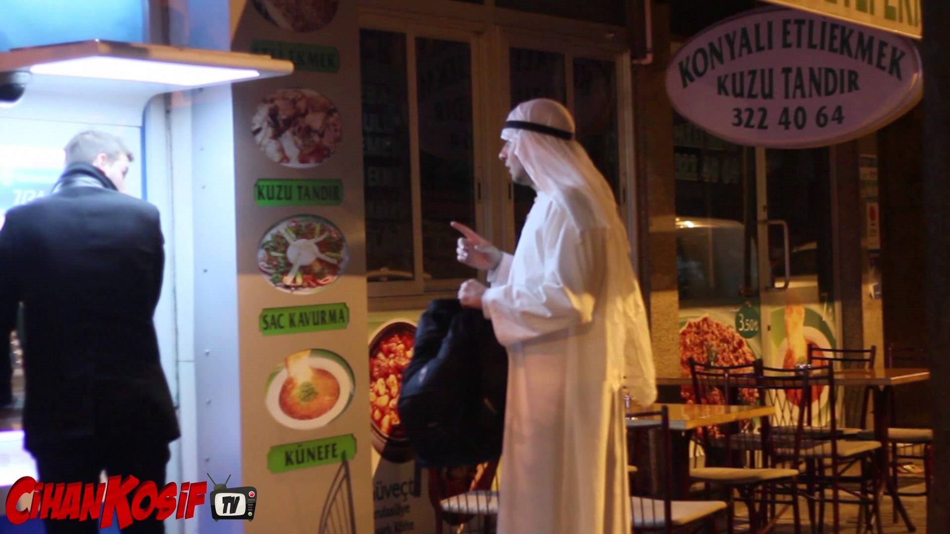 VIDEO: Luđak plaši ljude bombom!