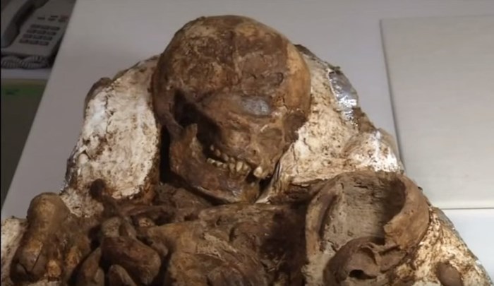 DREVNI ZAGRLJAJ Pronađeni su ostaci majke koja je svoje dijete držala duže od 4800 godina