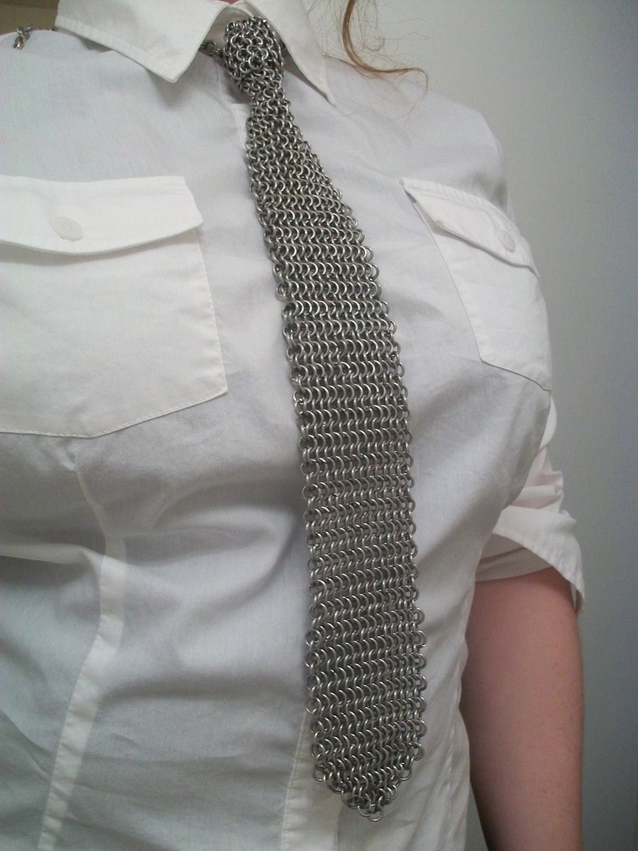 Bujno poprsje zaštićeno "oklopnom" kravatom