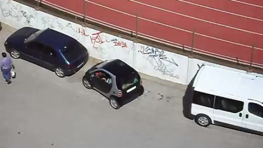 TRAGIKOMEDIJA: Mučila se s parkiranjem Smart-a iako je imala i više nego dovoljno mjesta!