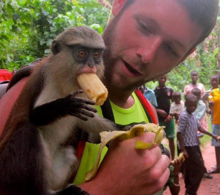 Majmunčić prvi put probao bananu