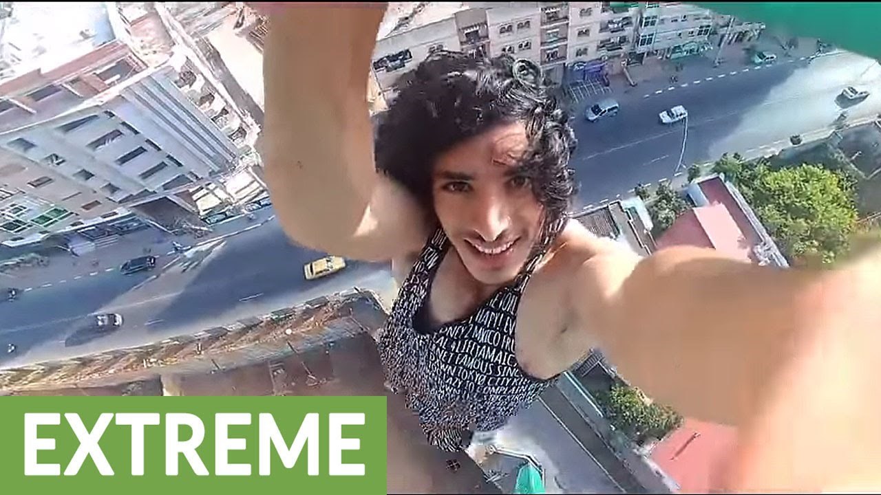 VIDEO: Adrenalinski ovisnik se snimio kako jednom rukom visi na 150-metarskom kranu