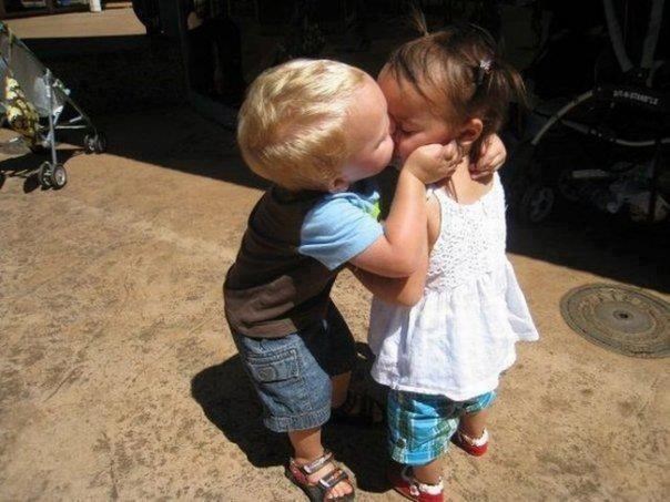 Zlatokosi zavodnik zna znanje od malih stopala